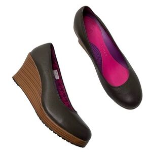 Crocs brown a-Leigh leather upper closed toe wedges size 9